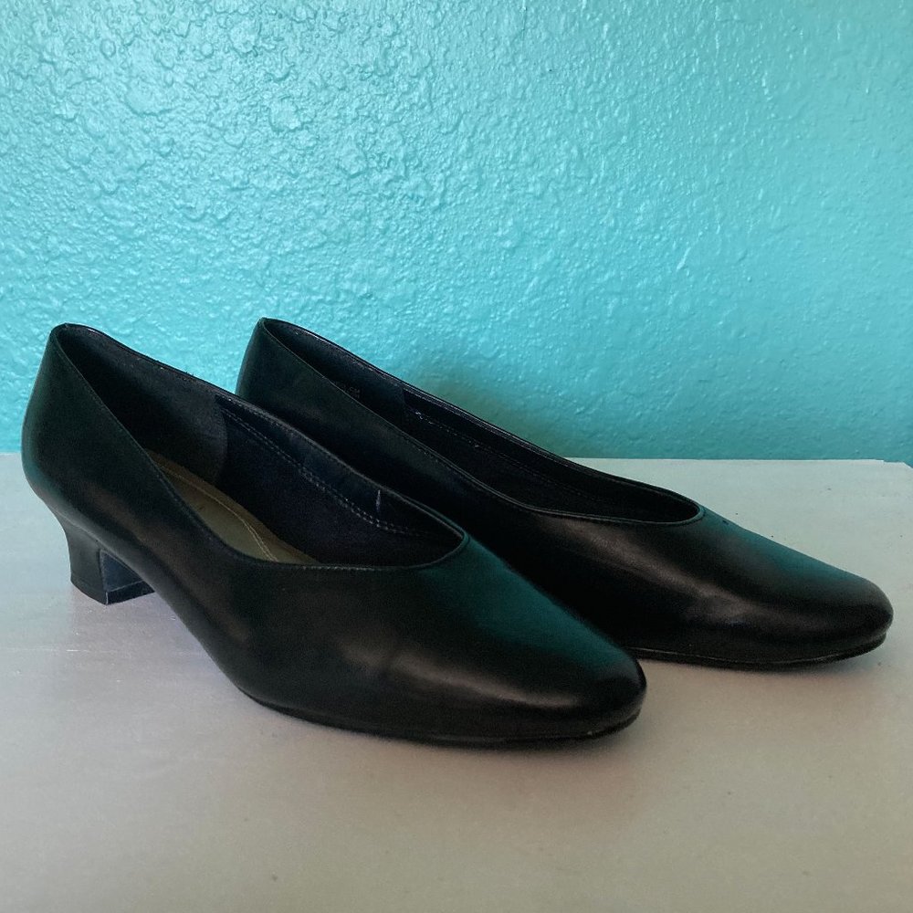 1980s Vintage Hush Puppies Black Squaretoed Pumps